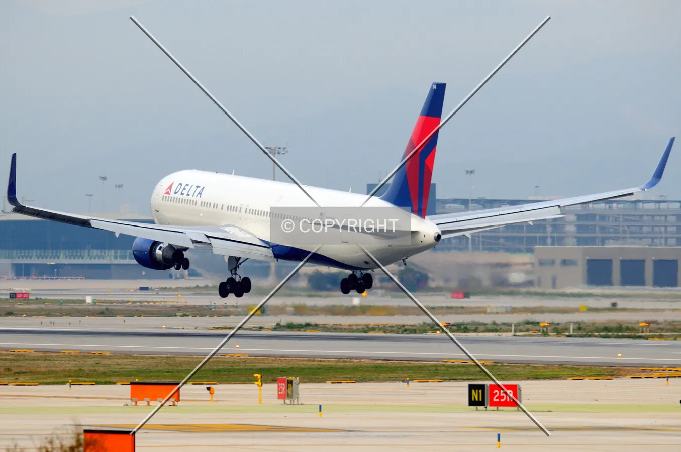 Landing Delta Airlines 767 N194DN