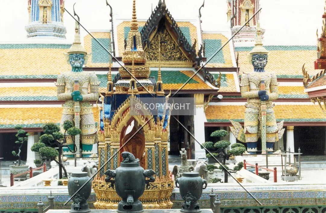 A typical Grand Palace scene