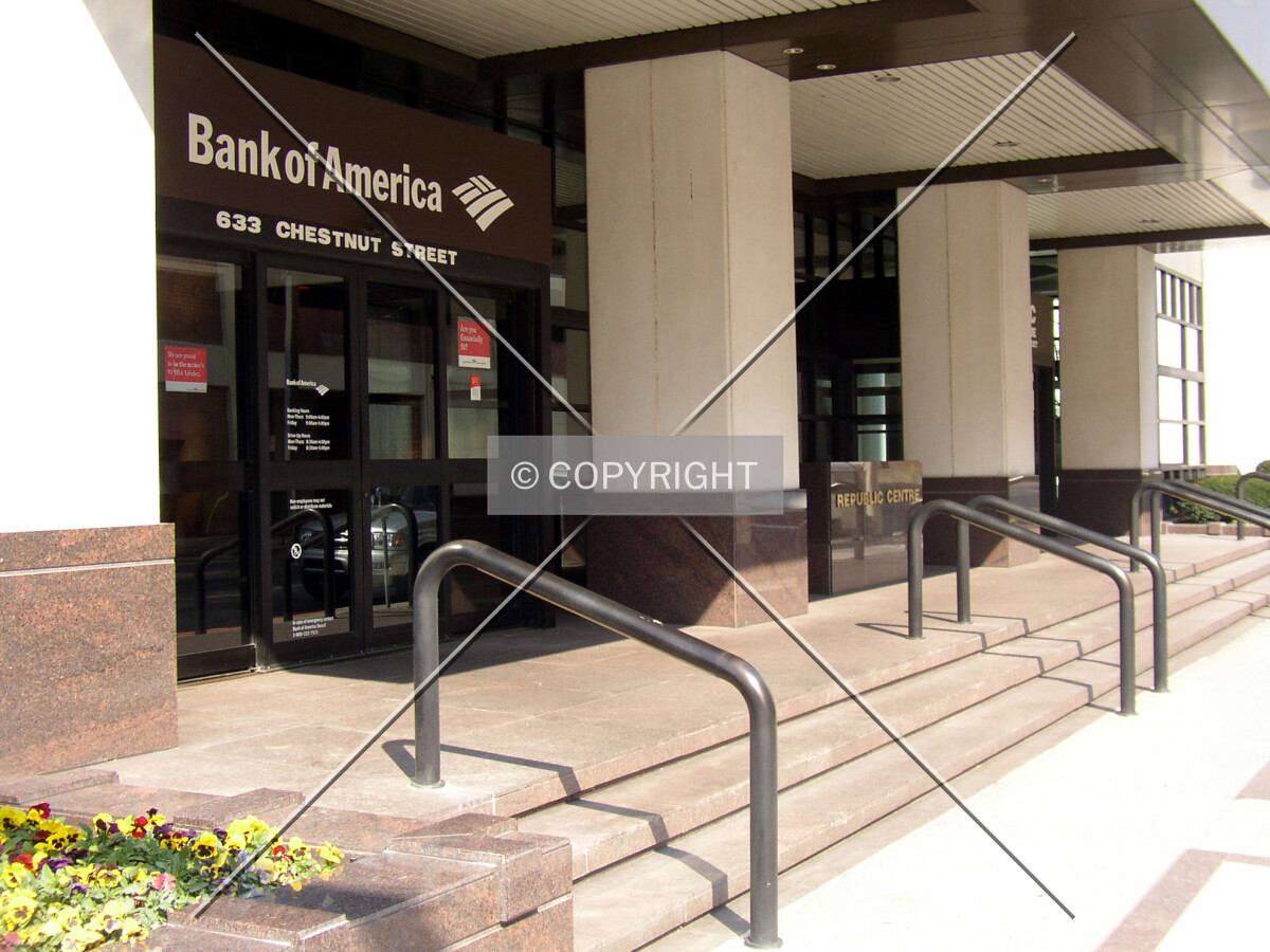 Main entrance off Chestnut Street