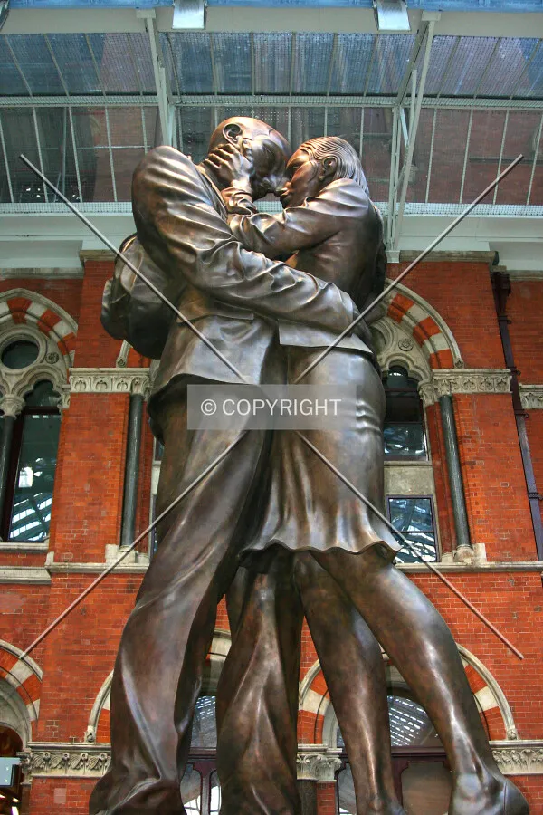The giant statue of the kissing couple towards the south end