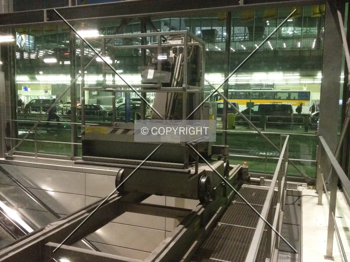 Automatic working platform in a building