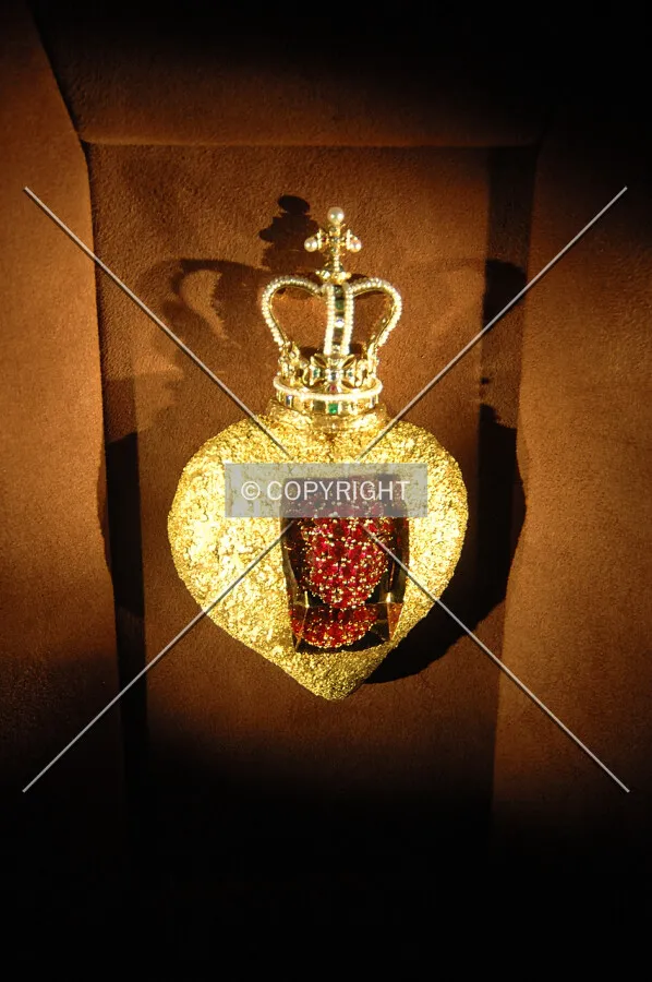 Heart's shape jewel designed by Dali