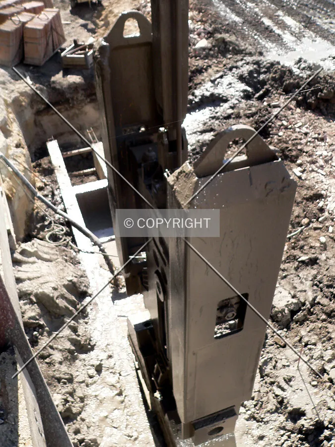 Attachment for the slurry wall excavator