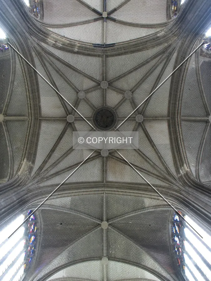 Ceiling at the intersection between nave and transept; bottom refers to the nave