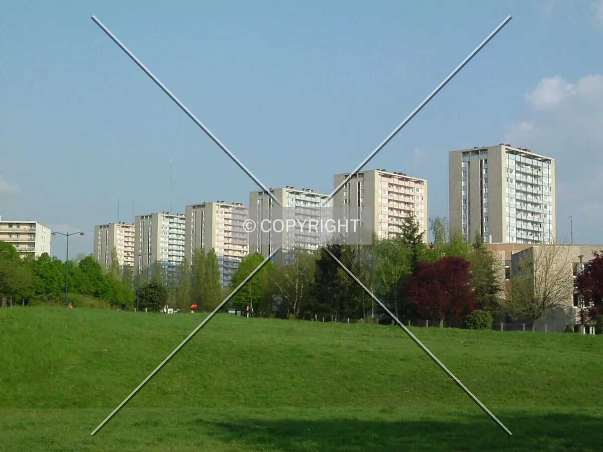 Tours de l'Allée de Brno arrayed in a line
