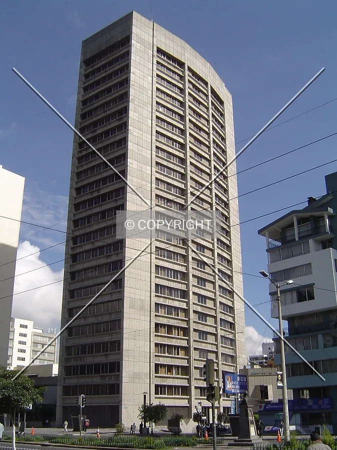 Full building view from Avenida 6 de Diciembre