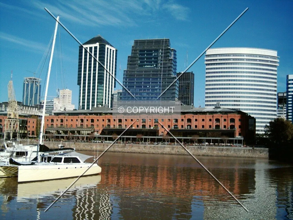Edificios de Bouchard vistos desde Dique 4 de Puerto Madero