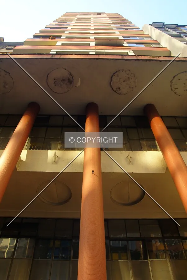 Looking up from sidewalk on Salgado Filho Avenue