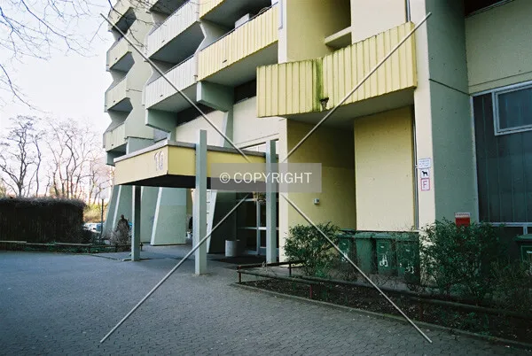 Entrance to Elsa-Brändström-Straße 10