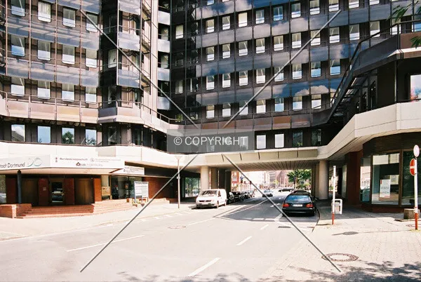 The building stretches over Hansastraße; main entrance on the left