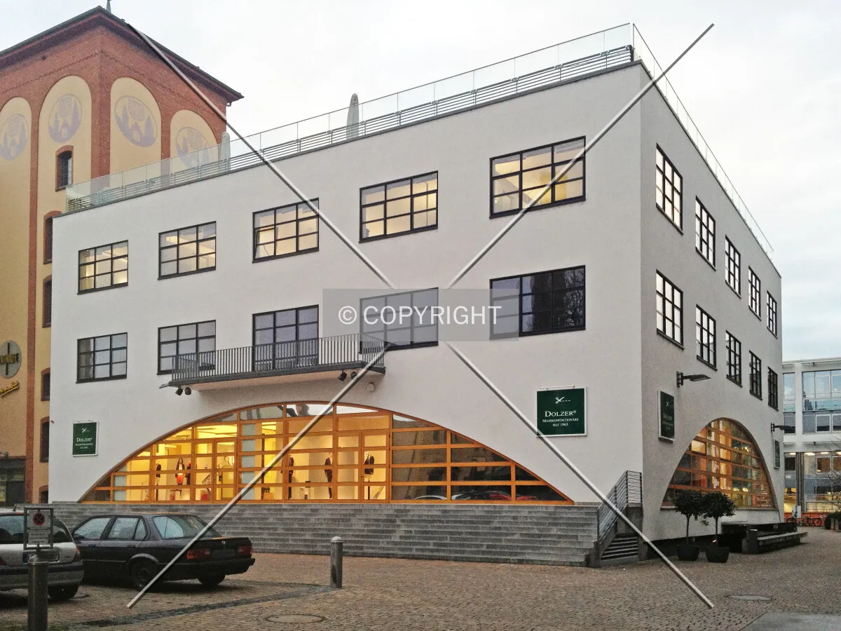 Mixed use office and retail building