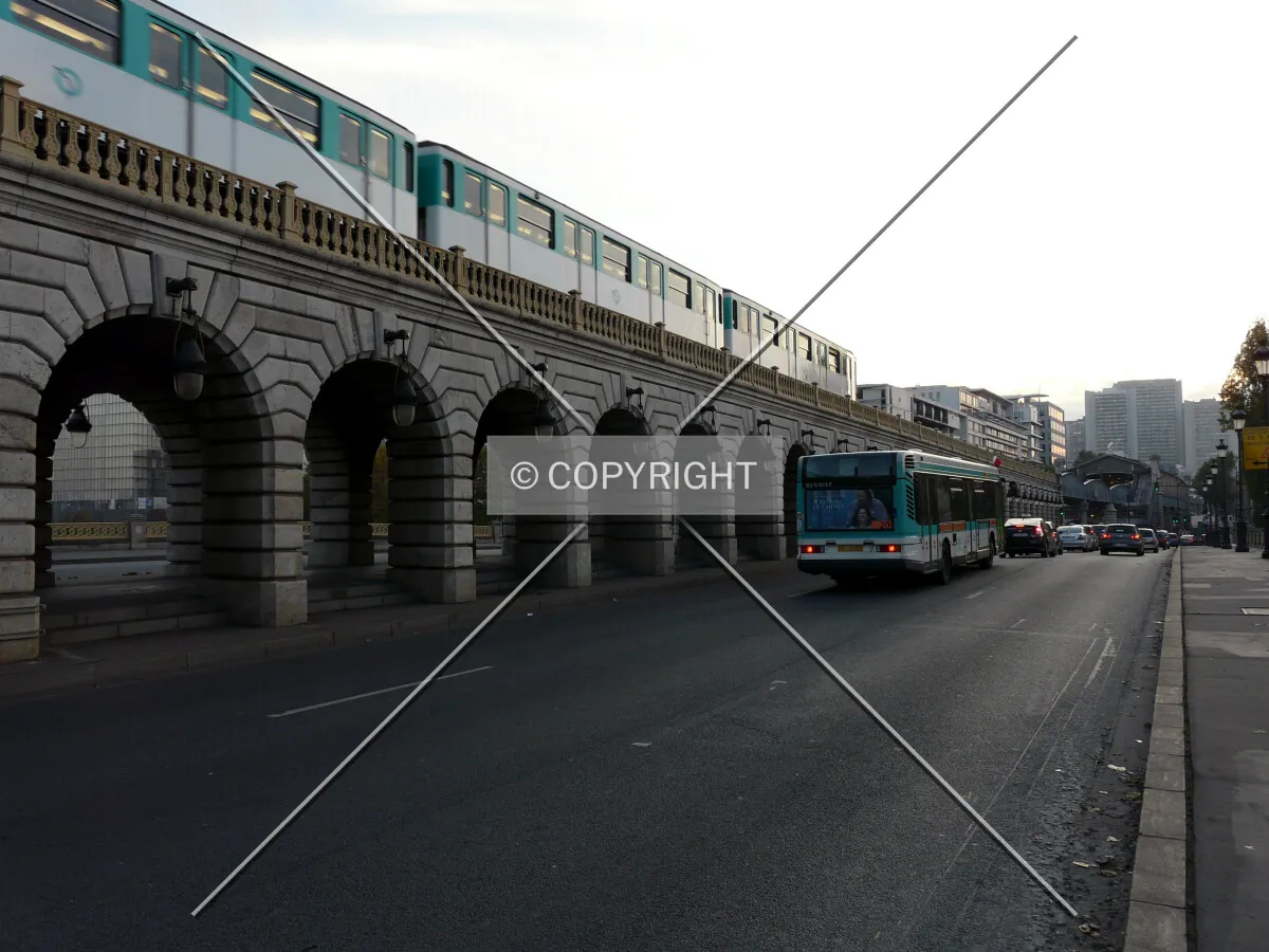North lane and Métro viaduct, looking towards the 13th arrondissement