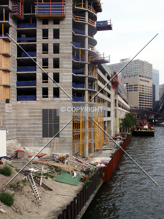 Looking south along the North Branch of the Chicago River