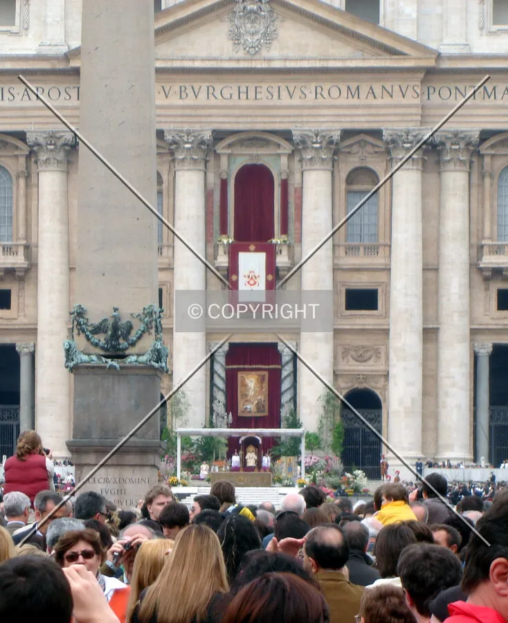 The pope from the far on Easter Sunday 2009 in Rome