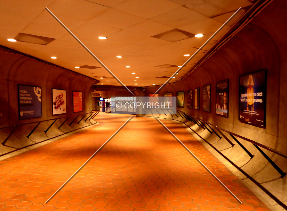 Passage to main station platform
