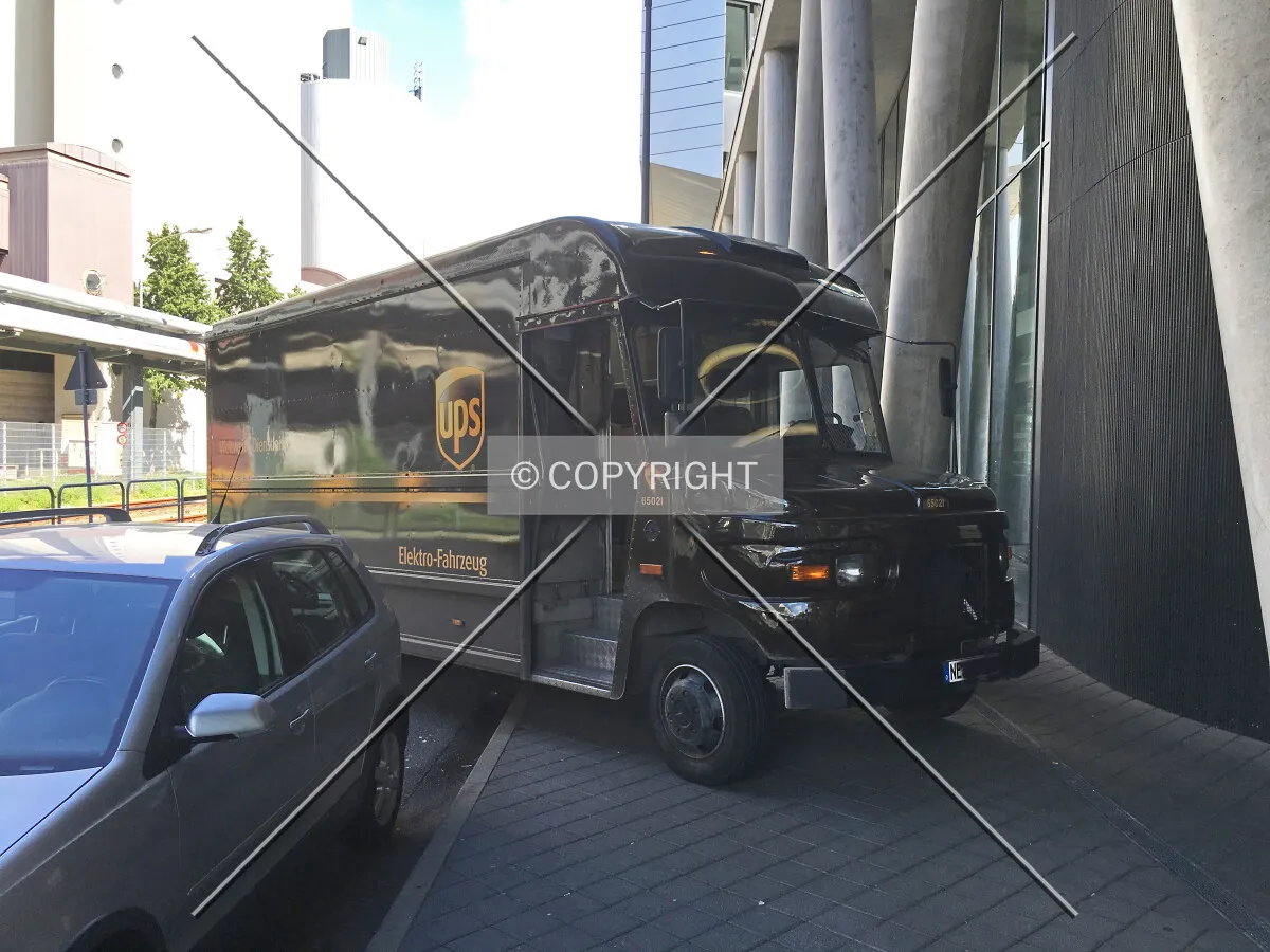 August 2016: This is how parcel services like UPS park in Frankfurt when there is a lack of space on the street -- where should the pedestrians walk?!