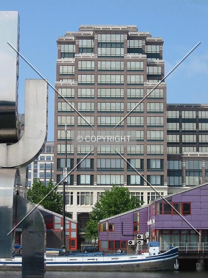 View of the southern facade seen from Heron Quay
