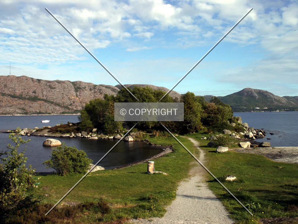 A small peninsula in the park along Gandsfjorden