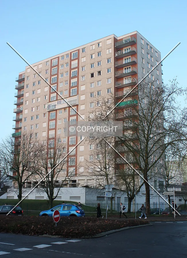 East view from Avenue Voltaire.