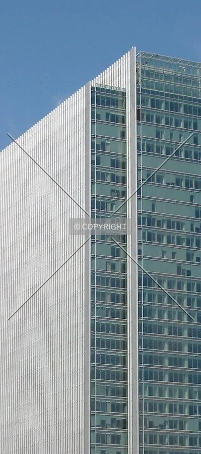 Contrast between the slim eastern and the wide southern facades