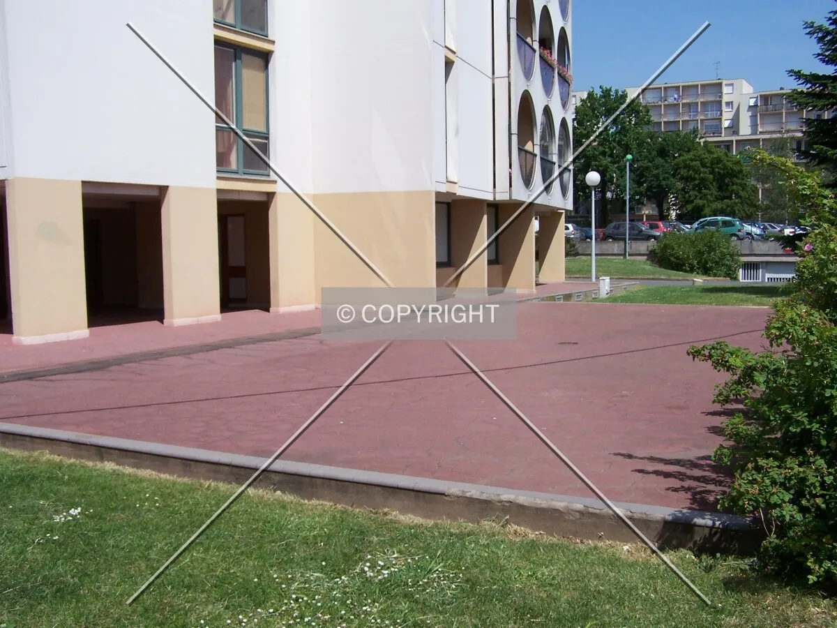 Abords de l'immeuble coté est