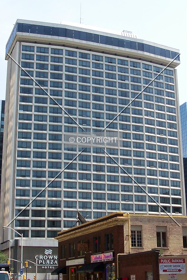 Front of the building seen from Queen Street