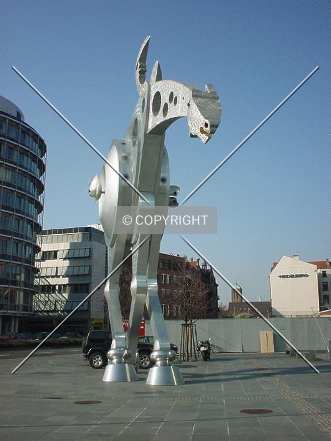 Sculpture "S-Printing Horse" by Jürgen Goertz; as seen in front of the building