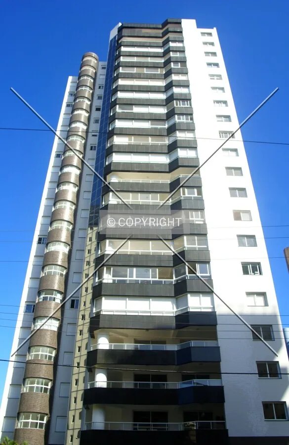 Looking up from across Silva Jardim Avenue