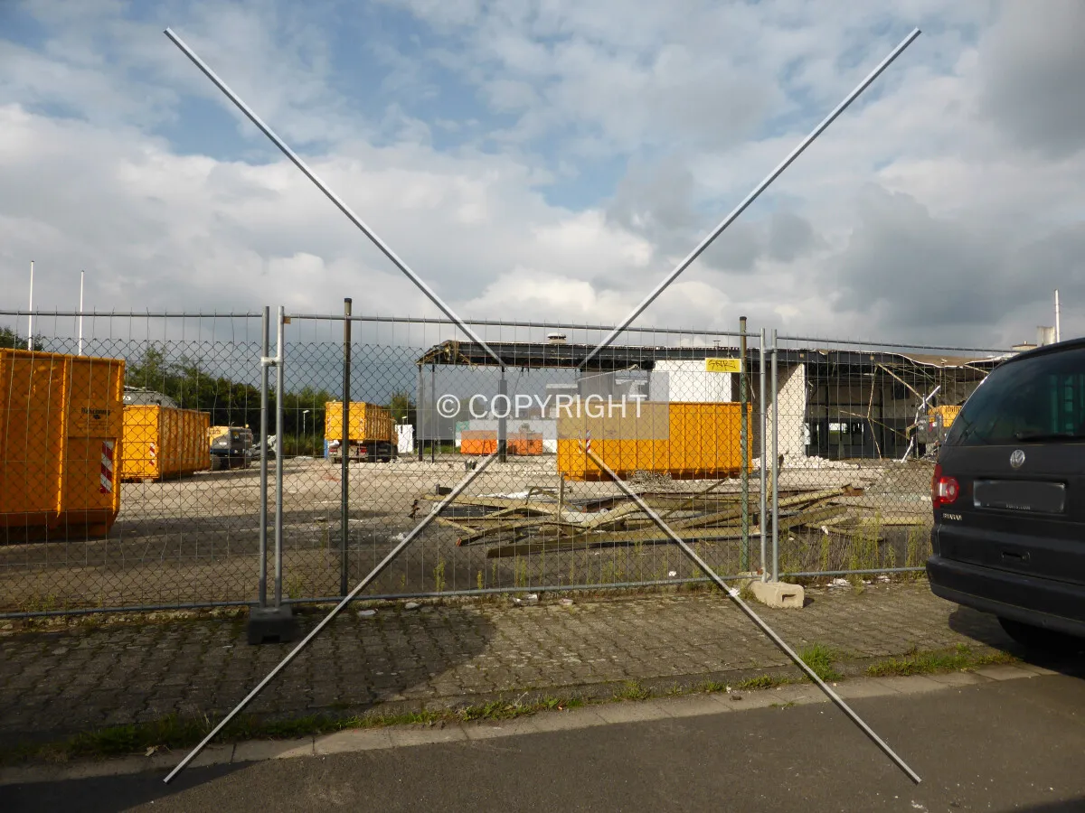 The existing building is taken down in order to provide space for the Edeka supermarket in Obertshausen