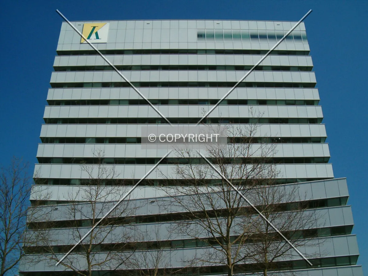 Looking up from Nieuwstraat