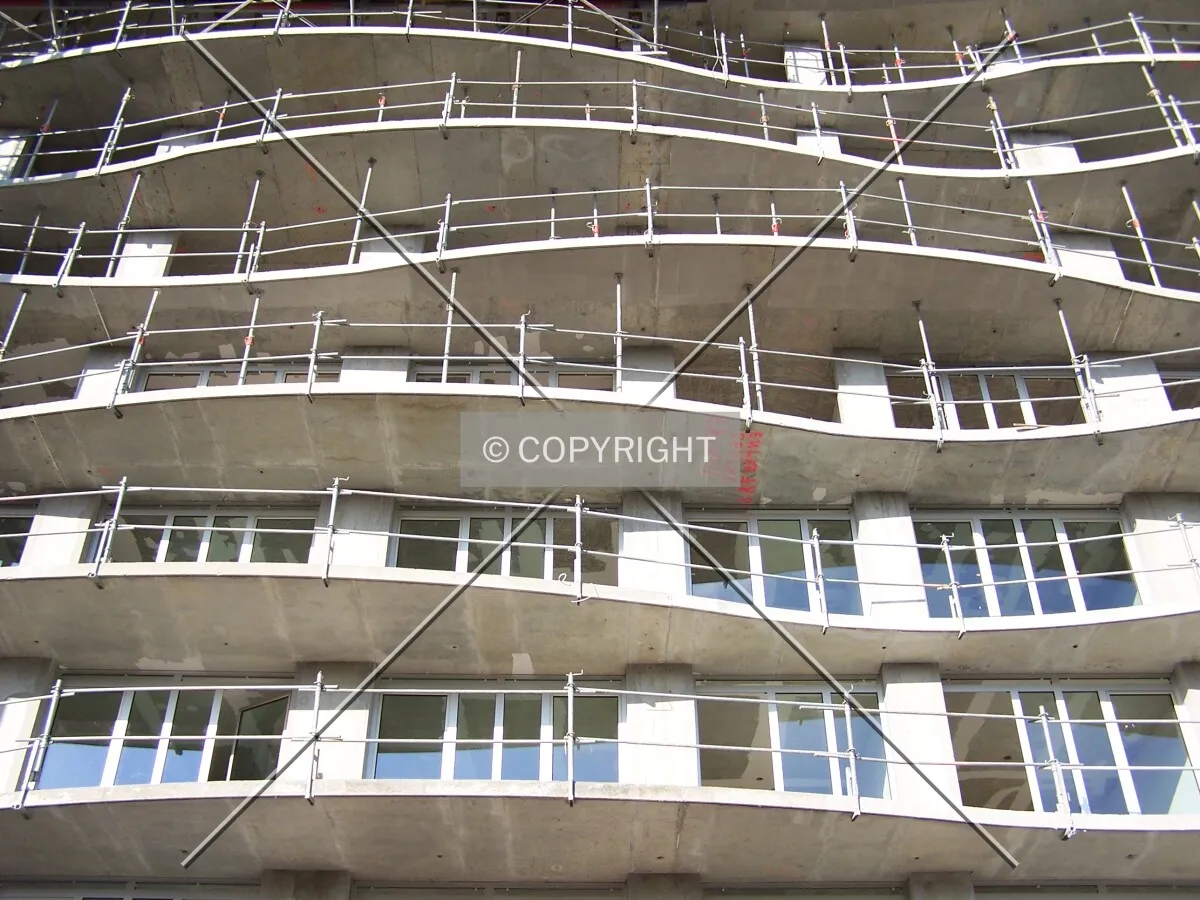 Vagues formées par les balcons, plus grands aux étages supérieurs, sur la face sud, coté avenue
