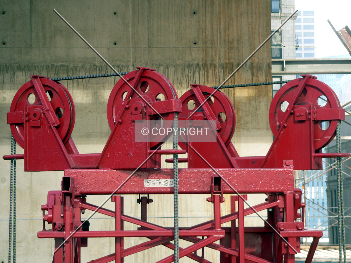 Rollers and cables for the skip