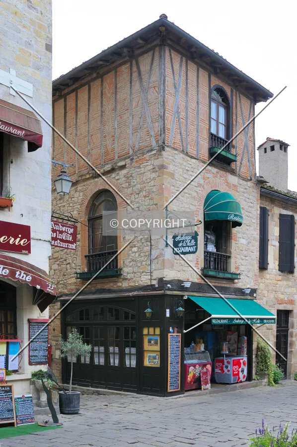 Building in Cordes Sur Ciel