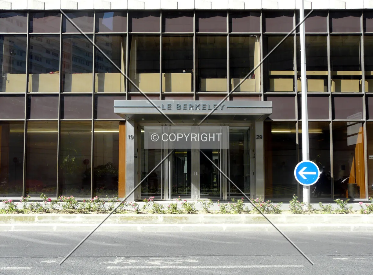 Entrance on Rue du Capitaine Guynemer