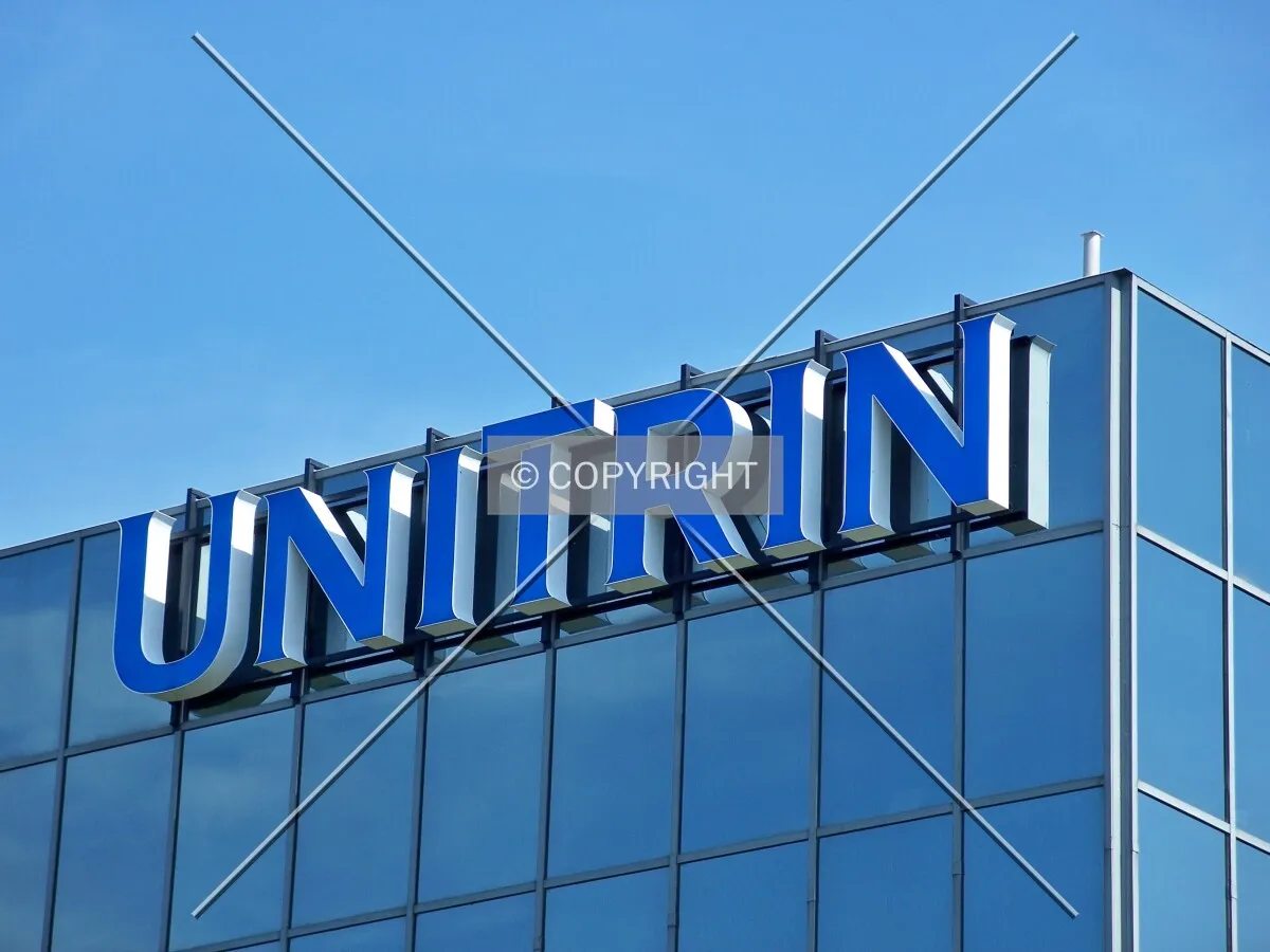 Building sign on the northeast corner