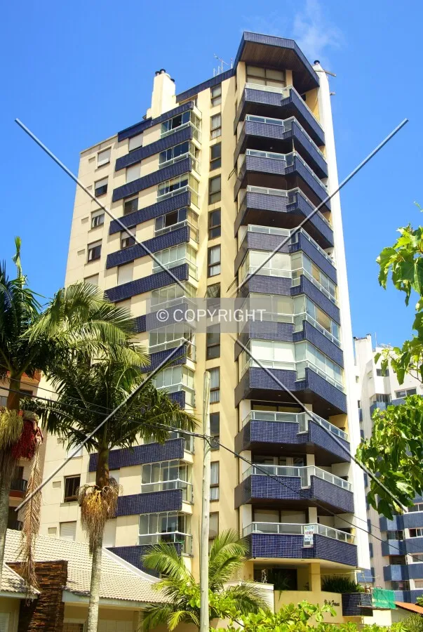 Looking up from across Silva Jardim Avenue