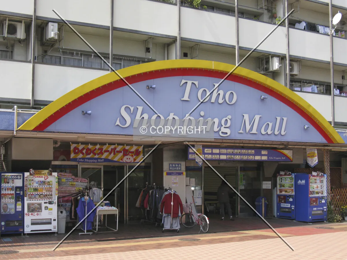 Entrance to the shopping mall