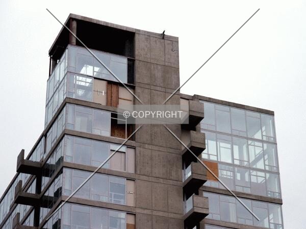 Transparent upper rooms from the west