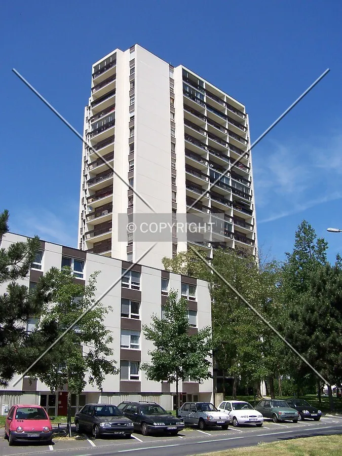 Southwest view from l'Avenue du Canada