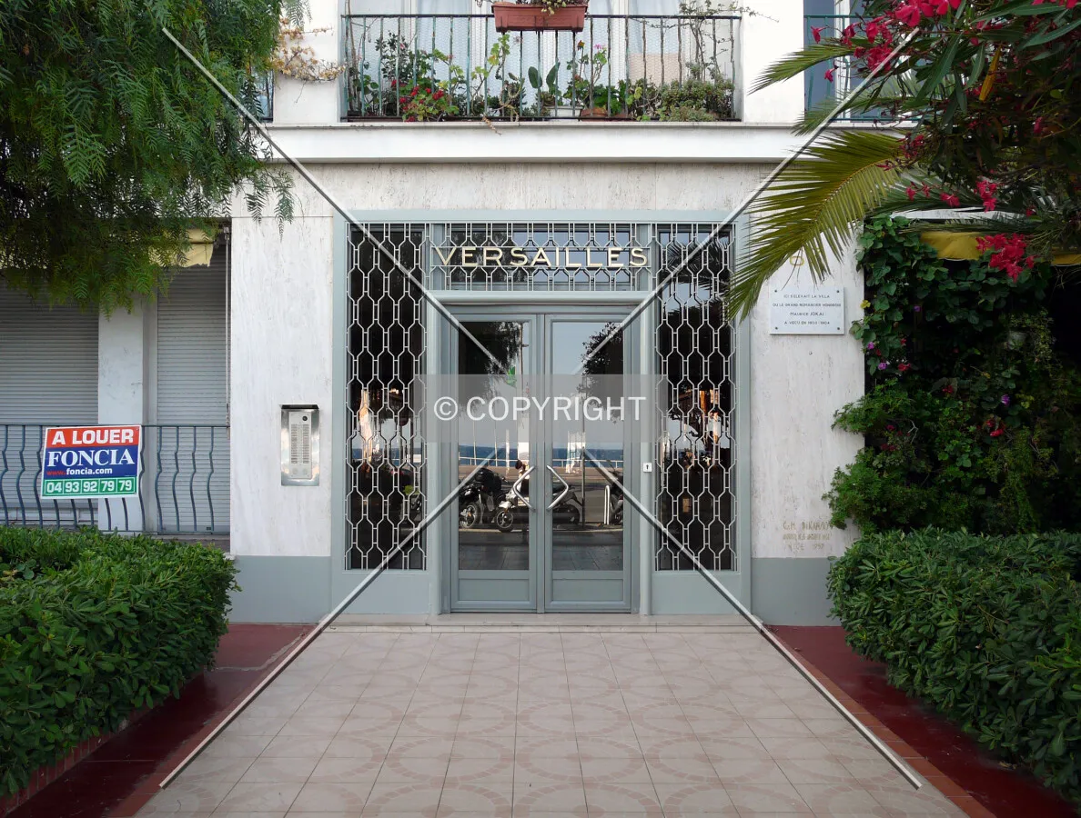 Entrance on Promenade des Anglais