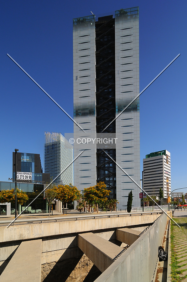 South side of the building seen across Gran Via