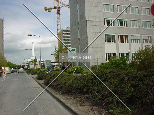 In front of the building at Herriotstraße