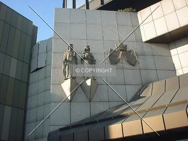 Statues mounted to the facade next to the entrance