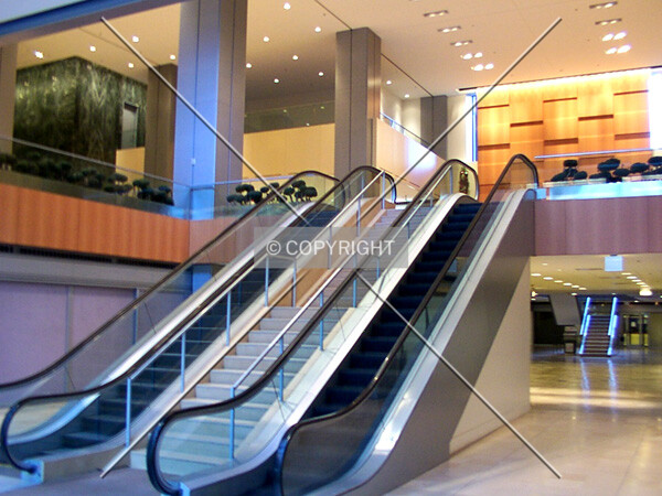 Lobby, with escalators to the Illinois Center concourse