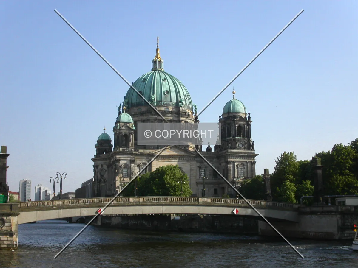 The northern side of the cathedral as seen from the Spree