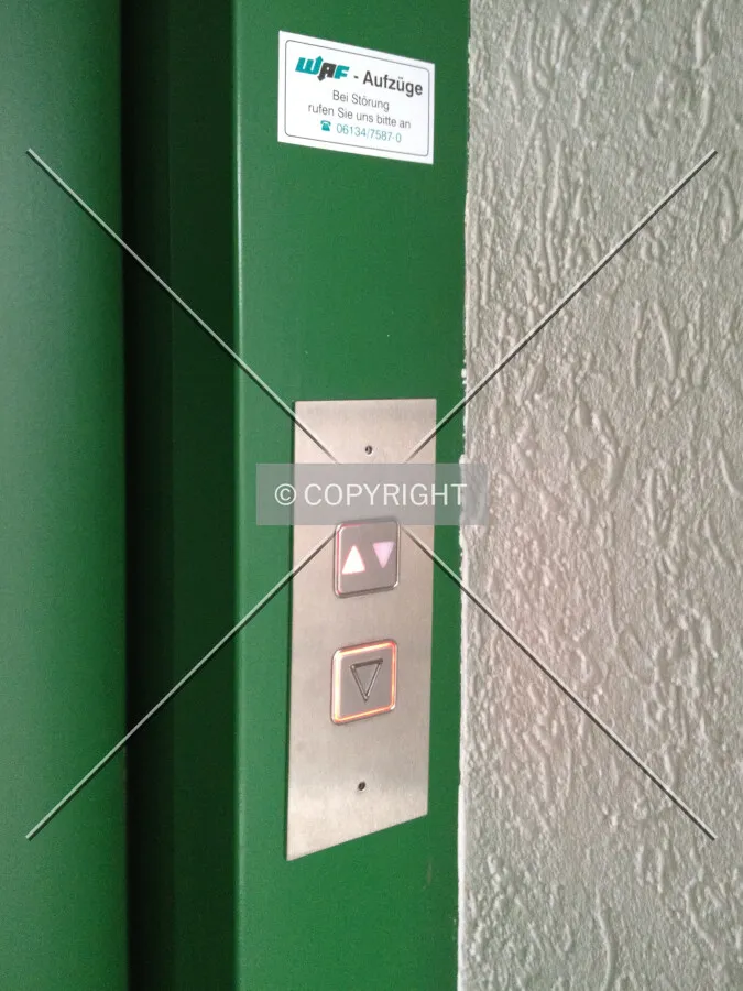 Elevator call panel and elevator call button