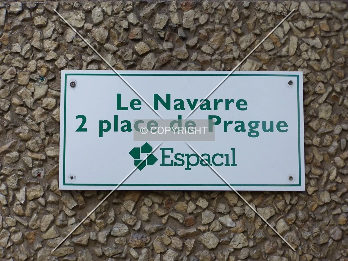 Plaque apposée sur la face est