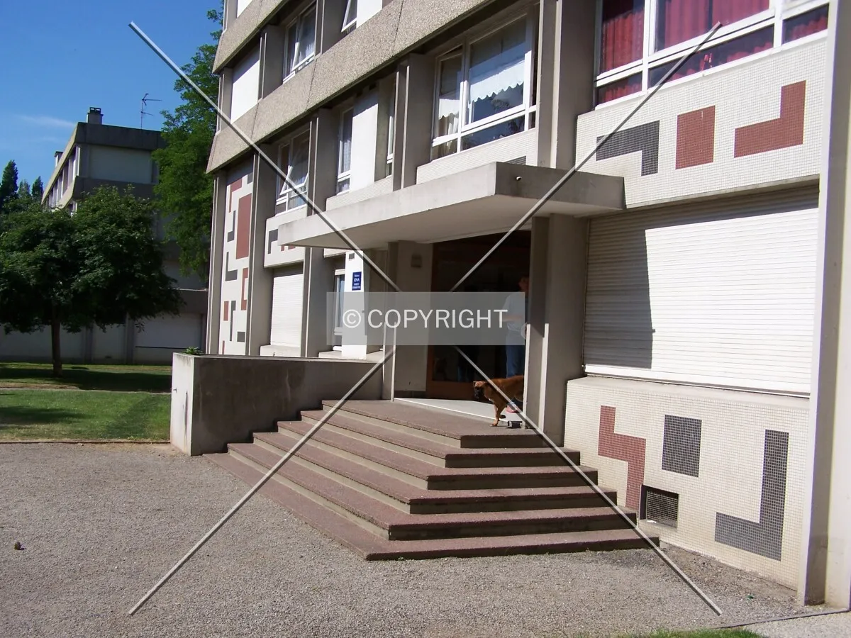 Entrée de l'immeuble sur la face est