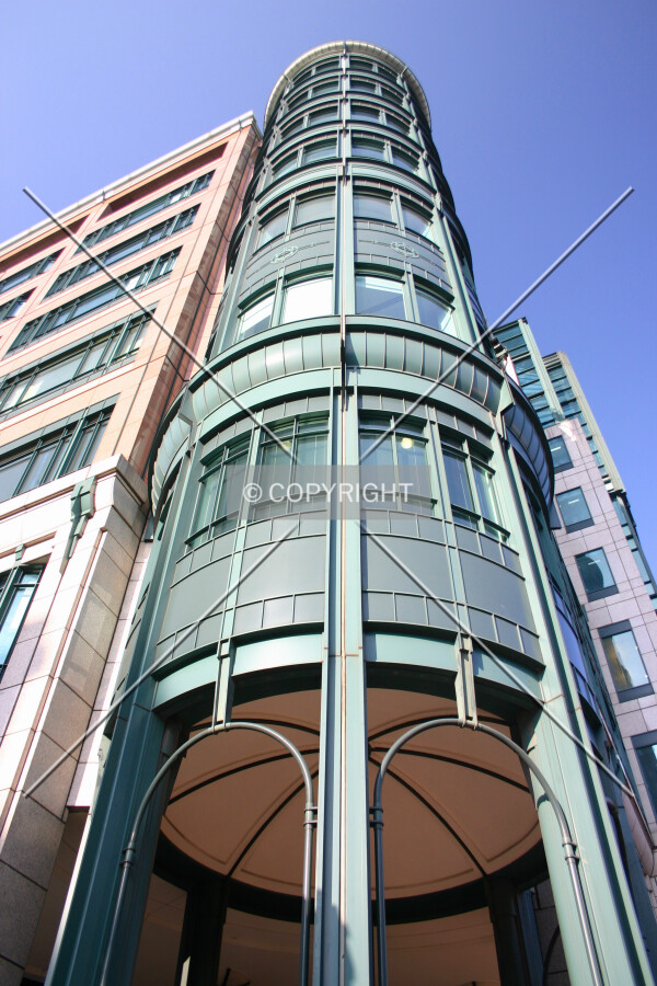 Looking up at the corner from Bishopsgate