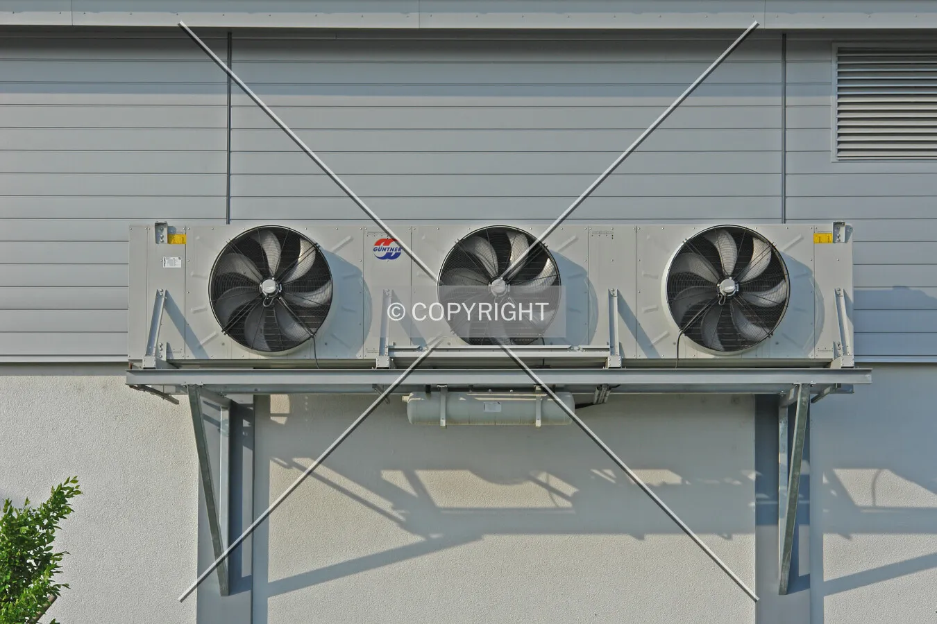Air conditioning system mounted on a wall